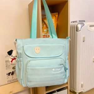 Borsa tote in nylon celeste con tasche funzionali e ciondolo a forma di cagnolino