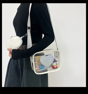 Vue détaillée du sac à bandoulière en PVC transparent avec sangle blanche sur modèle