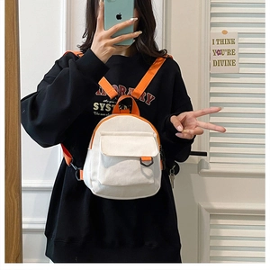 Mini sac à dos en toile blanche avec bretelles orange vif et boucles métalliques noires
