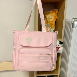 Borsa tote in nylon rosa con tasche multiple e ciondolo a forma di cane bianco