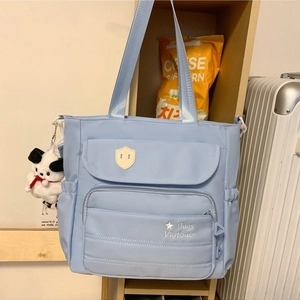 Borsa tote in nylon azzurro con tasche multiple e portachiavi a forma di cucciolo