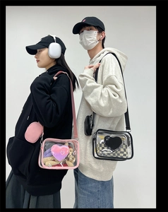 Détail de sacs à bandoulière en PVC transparent avec décor coeur et mini pochettes