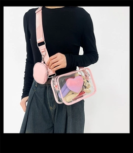 Détail du sac à bandoulière en PVC rose avec sangle en nylon et petit porte-monnaie assorti