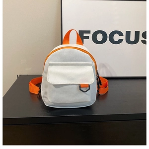 Sac à dos en toile blanche minimaliste avec poignées orange et style urbain contemporain