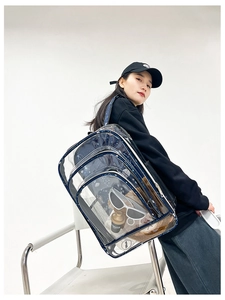 Transparenter PVC Graffiti Rucksack Detailansicht mit geräumigen Fächern und Sternenmuster.
