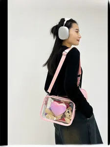 Détail du sac à bandoulière rose transparent avec ours en peluche et sequins en cœur