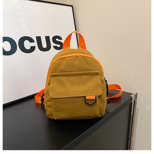 Mini sac à dos en toile jaune moutarde avec sangles orange pour un look décontracté