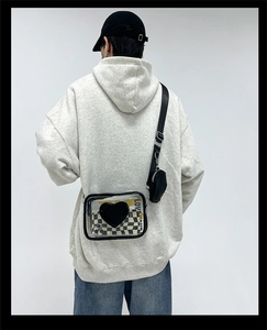 Détail d'un sac bandoulière en PVC transparent avec motif cœur et pochette ronde