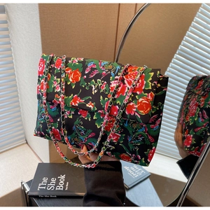 Winter fashion canvas crossbody bag with floral pattern and silver chain strap