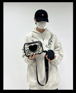 Sac bandoulière transparent en PVC avec détail cœur noir et un mini porte-monnaie rond
