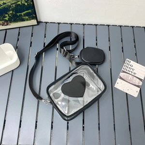 Sac à bandoulière en PVC transparent avec patch cœur noir et mini pochette ronde