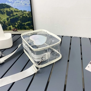 Sac bandoulière en PVC transparent avec bordure en cuir blanc et décor cœur laser
