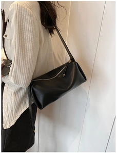 Detail showing the soft PU leather texture and premium metal zipper on a black crossbody bag