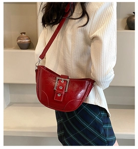 Détail du sac bandoulière rouge en PU avec boucle argentée et bandoulière réglable chic