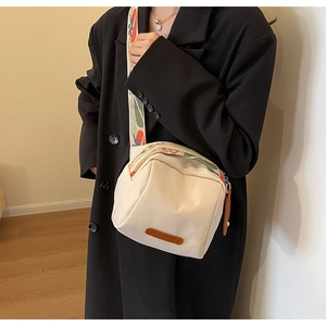 Borsa a tracolla crema con ampia tracolla a motivi colorati per un look da ufficio trendy