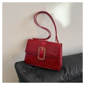 Fashionable red faux crocodile pattern PU crossbody bag with elegant gold chain buckle