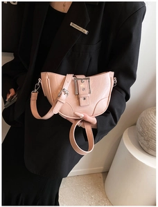 Gros plan du sac en PU rose en forme de croissant avec grande boucle métallique et brillant