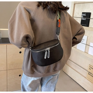 Vue détaillée du sac lune en nylon noir avec large bandoulière aux motifs ethniques