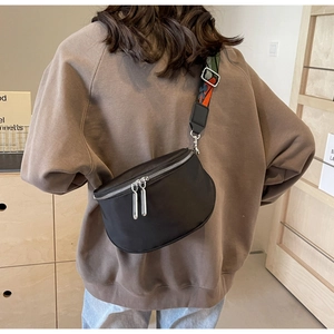 Vue arrière d'un sac bandoulière croissant noir avec une sangle jacquard colorée
