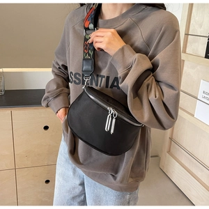 Détail du sac bandoulière demi-lune noir avec large bandoulière imprimé floral