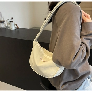 Détail du sac bandoulière blanc cassé en demi-lune avec broderie Double rouge et sangle