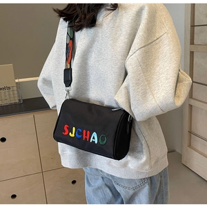Détail du sac Oxford noir avec broderie 3D arc-en-ciel et sangle colorée imprimée
