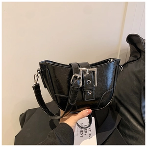 Sac bandoulière demi-lune tendance en cuir PU noir brillant avec boucle argentée