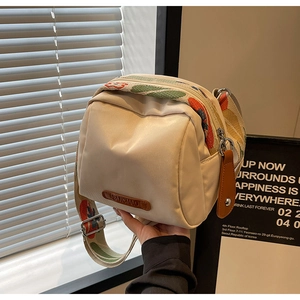 Borsa a tracolla minimalista in nylon beige con ampia tracolla a stampa floreale