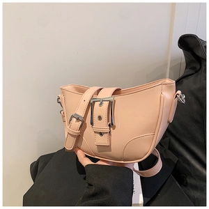 Sac à bandoulière demi-lune en cuir PU rose pâle avec boucle métallique et sangle réglable