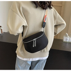 Détail du sac bandoulière noir en nylon avec sa sangle géométrique tissée colorée