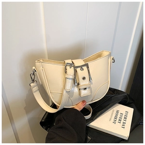 Sac bandoulière minimaliste en cuir PU beige avec boucle vintage et design incurvé