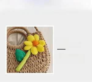 Détail de la texture en paille tisseé main et de l'ornement tournesol en tissu sur le sac