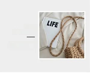 Détail de la texture tissée et de la bandoulière ronde de ce sac à main marron