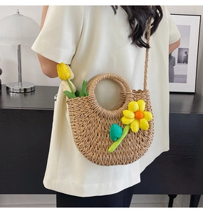 Détail du sac en paille tressée avec tournesol jaune et poignée supérieure ronde