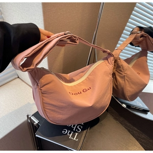 Sac bandoulière minimaliste rose en nylon en forme de demi-lune avec fermeture éclair