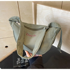 Sac bandoulière demi-lune en nylon vert sauge avec logo DouGu rouge et large sangle