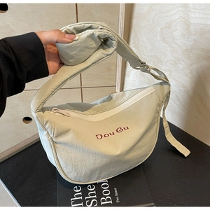 Sac bandoulière demi-lune vert clair minimaliste en nylon avec une large bandoulière