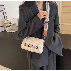 Détail de la broderie SJCHAO colorée et de la bandoulière florale du sac en toile