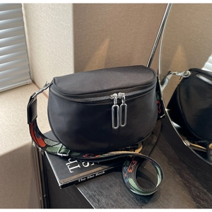 Sac bandoulière noir en nylon à la mode avec large bandoulière brodée de fleurs
