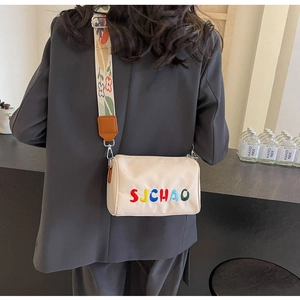 Détail du sac beige avec broderie SJCHAO colorée et bandoulière à fleurs