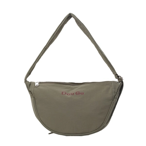 Sac bandoulière minimaliste vert olive en nylon avec une large sangle réglable
