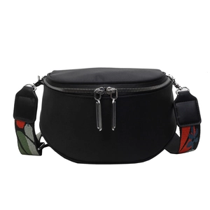 Sac bandoulière minimaliste en nylon noir en forme de croissant avec sangle colorée