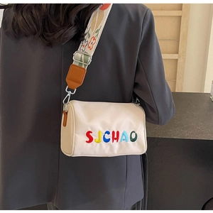 Vue arrière du sac bandoulière blanc avec broderie SJCHAO et bandoulière en jacquard