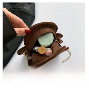 Innenansicht einer braunen Filztasche mit Platz für Lippenstift und Make-up-Kompaktpuder
