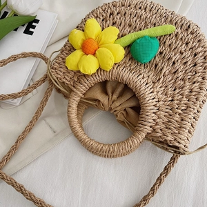 Sac à main tendance en paille tressée avec fleur jaune et poignées rondes