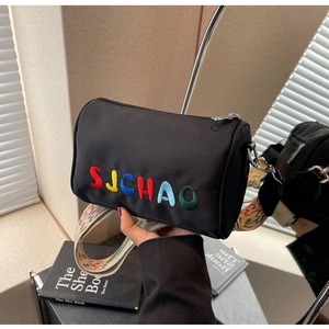 Sac bandoulière cylindrique noir tendance avec broderie SJCHAO et bandoulière large