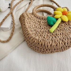 Sac à main tissé à la mode avec charm tournesol jaune et doubles poignées pour les vacances