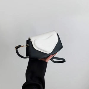 Sac bandoulière tendance en cuir PU avec un design de rabat en forme de cœur noir et blanc