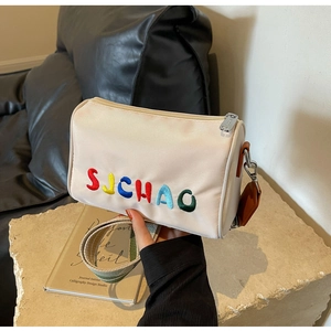 Sac bandoulière cylindrique en nylon beige avec broderie Suchao et sangle rayée