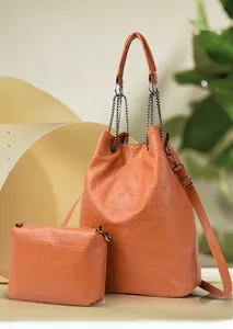 Détail du sac cabas orange caramel et de la pochette avec motifs tête de mort gaufrés
